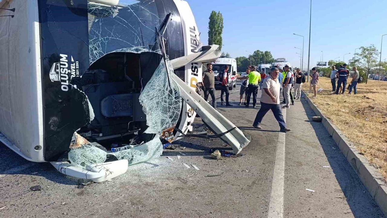 Afyonkarahisar'da Tınaztepe Kavşağı'nda devrilen otobüs 22 kişiyi yaraladı