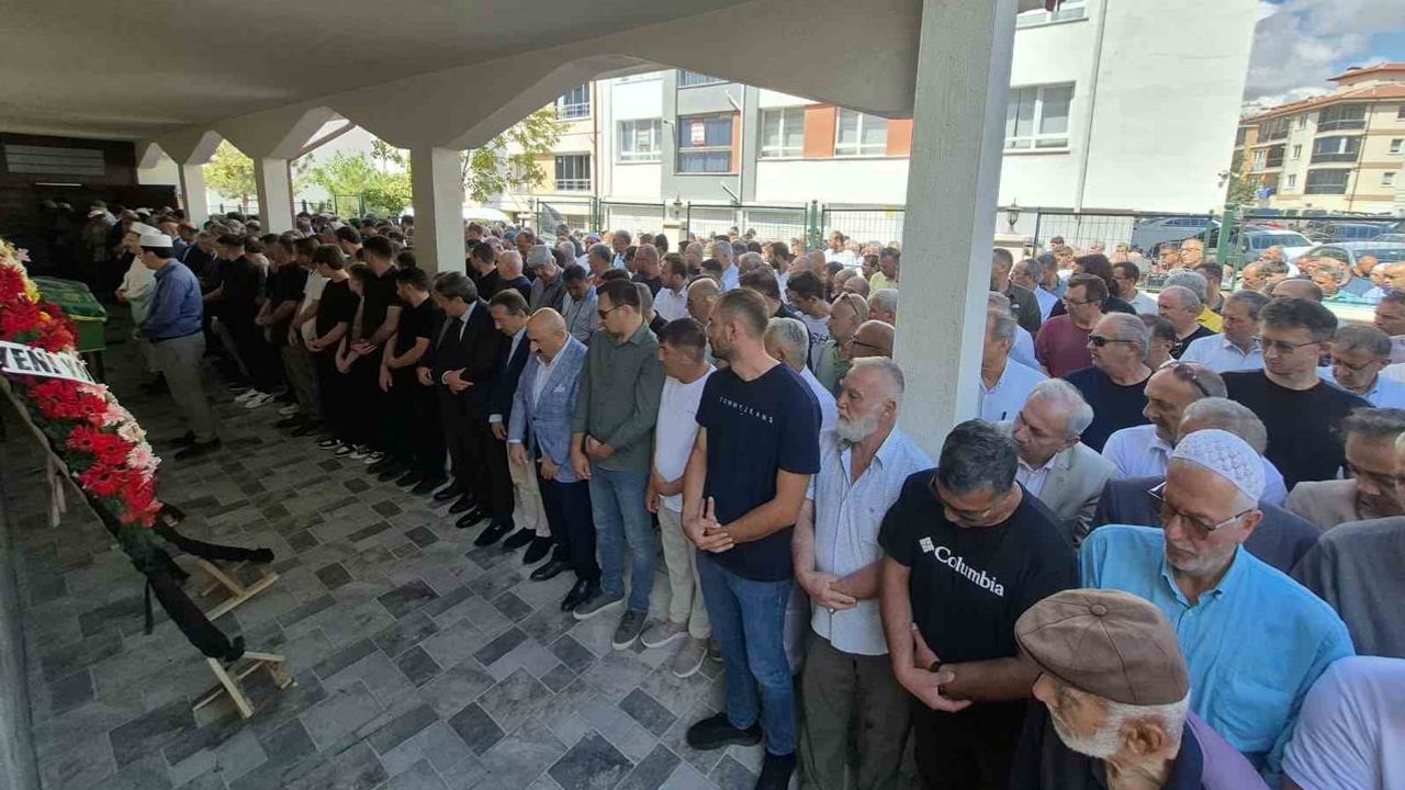 Afyonkarahisar müdürünün acı kaybı: annesi Eskişehir'de defnedildi