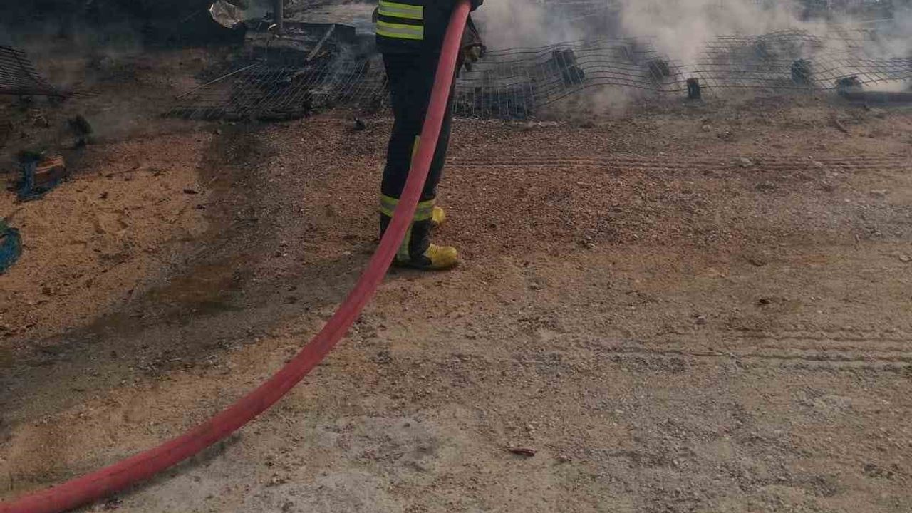 Ağayeri'de hububat deposunda çıkan yangın köylülerin müdahalesiyle kontrol altına alındı