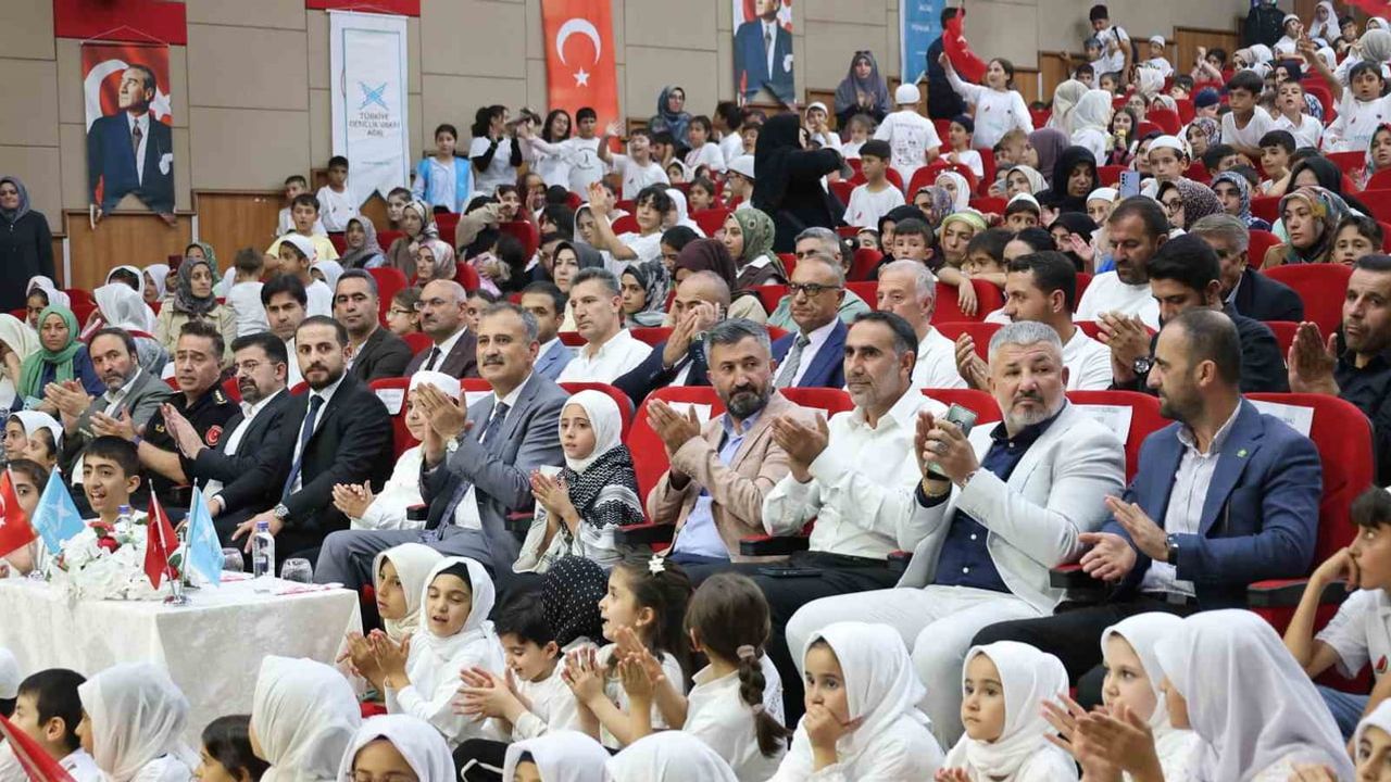 Ağrı'da yaz okulu coşkusu: öğrenciler gösterilerle kapanışı gerçekleştirdi