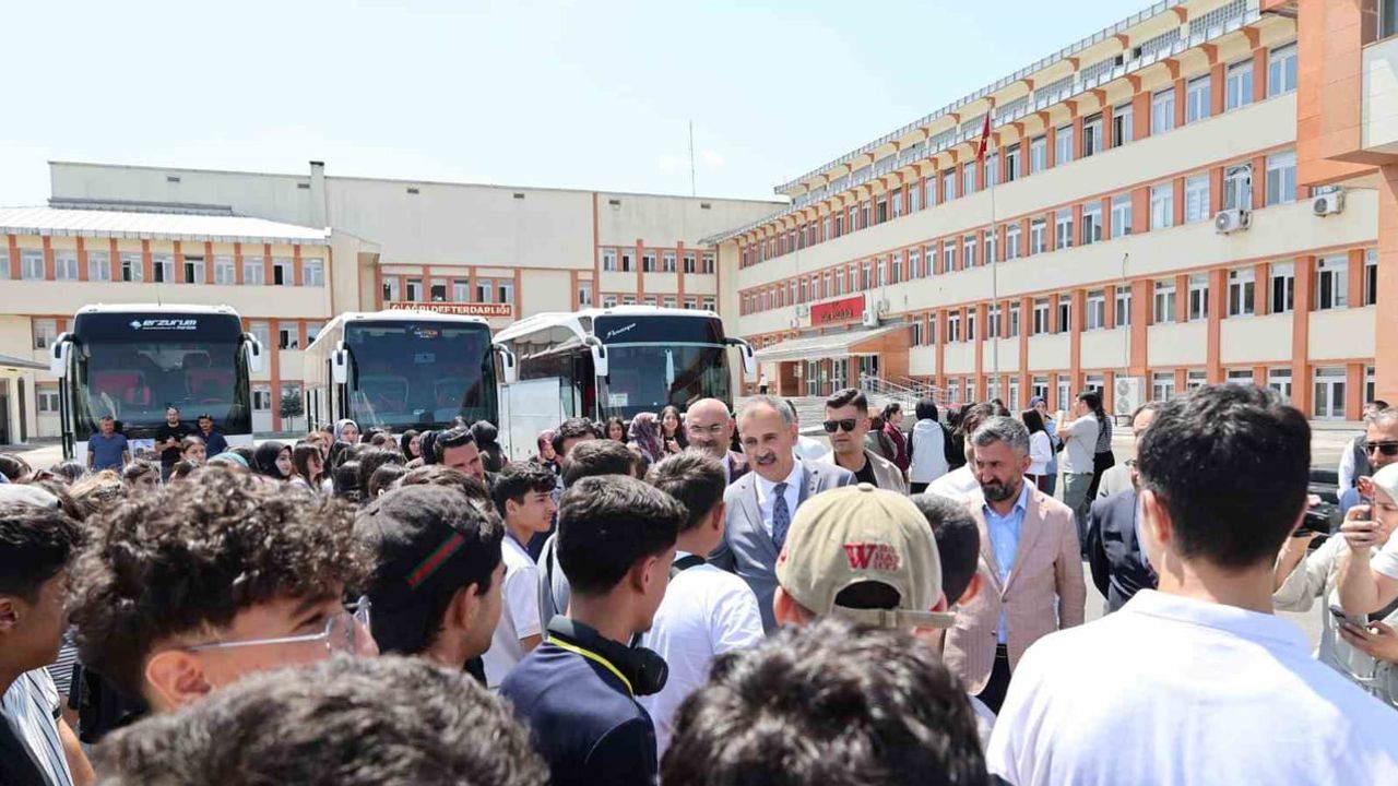 Ağrı'dan gençler Çanakkale ve Ankara'ya tarih yolculuğuna uğurlandı