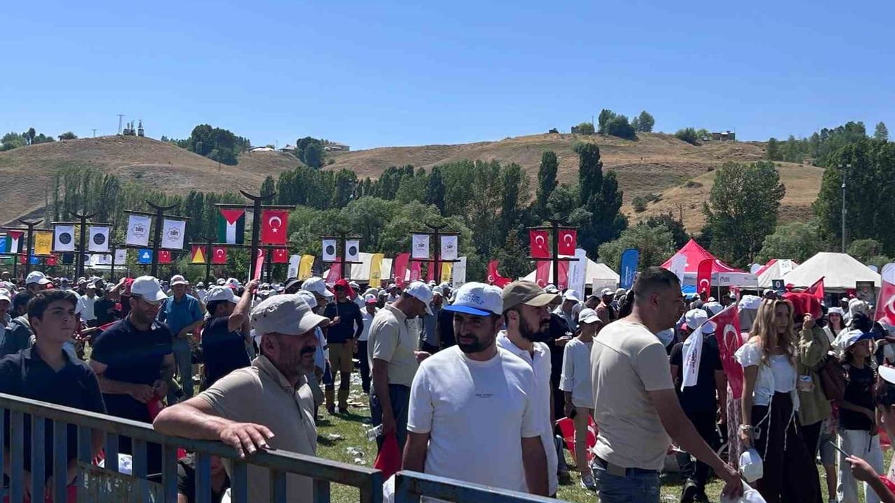 Ahlat’ta 1071 ruhu: binlerce kişi 955. yıl coşkusunu yaşadı