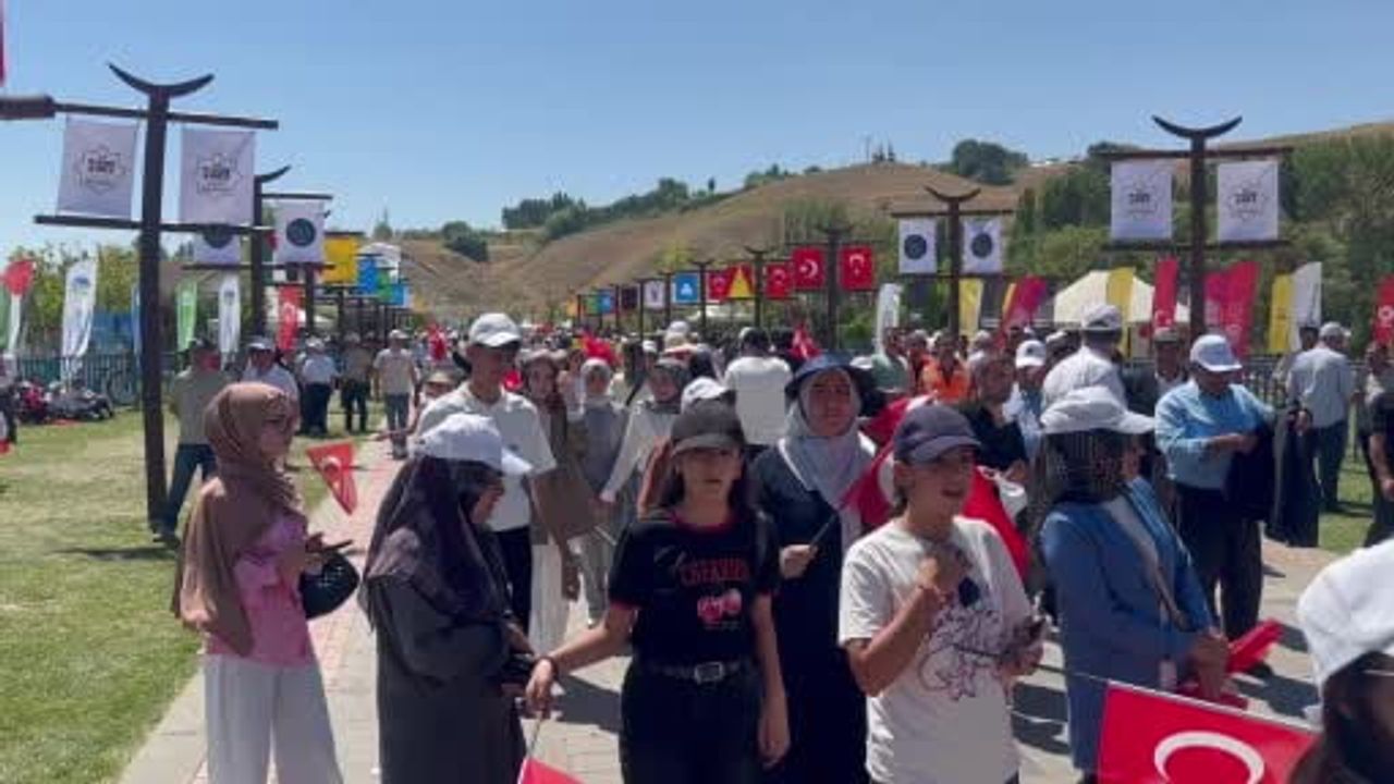 Ahlat'ta 955. yıl coşkusu: Recep Tayyip Erdoğan'ı karşılamaya akın