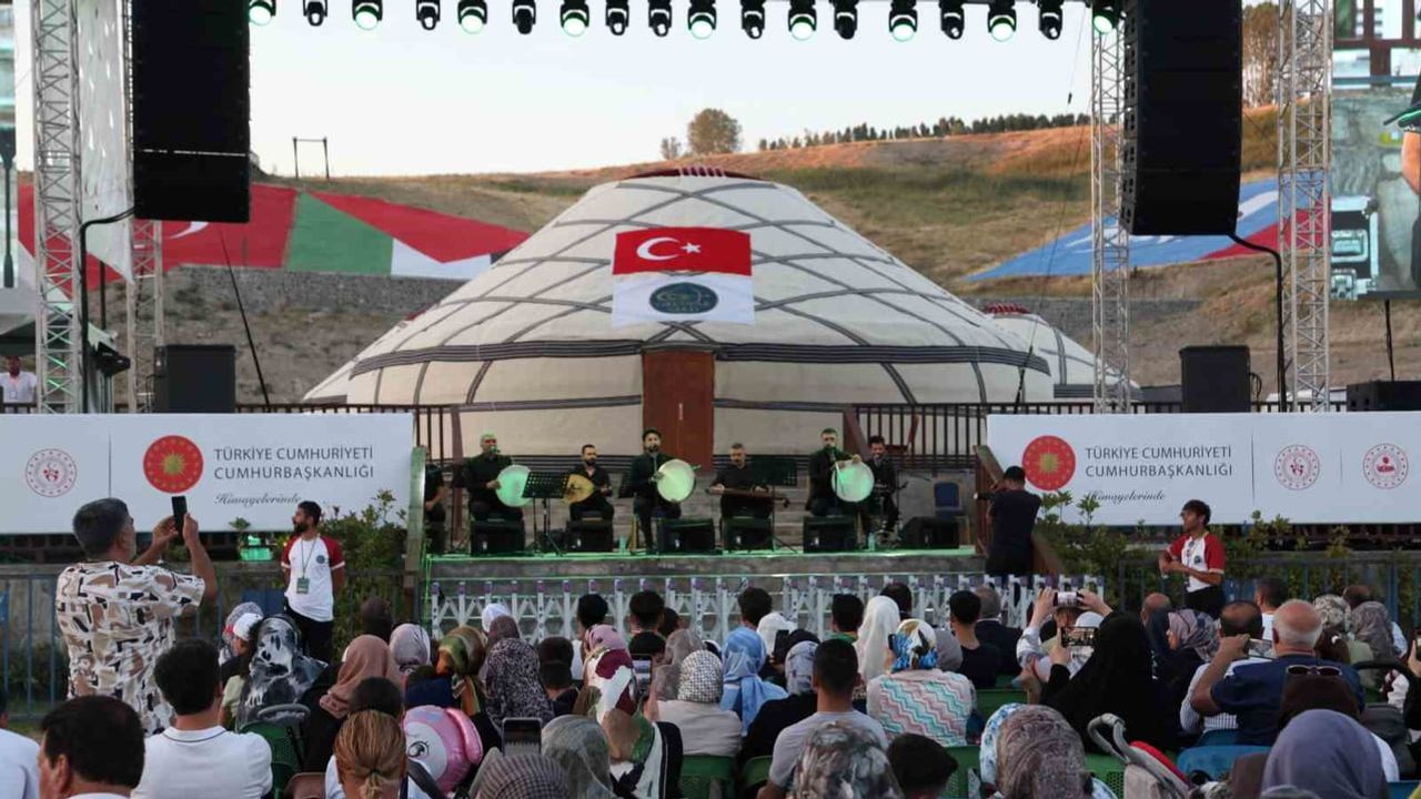 Ahlat'ta kandil akşamı: Grup Dergah ilahileriyle dualar yükseldi