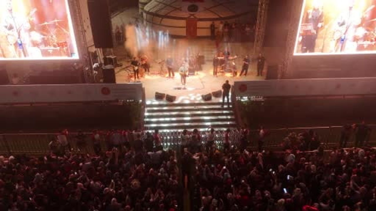 Ahlat'ta Malazgirt anması Buray'ın müziğiyle renklendi