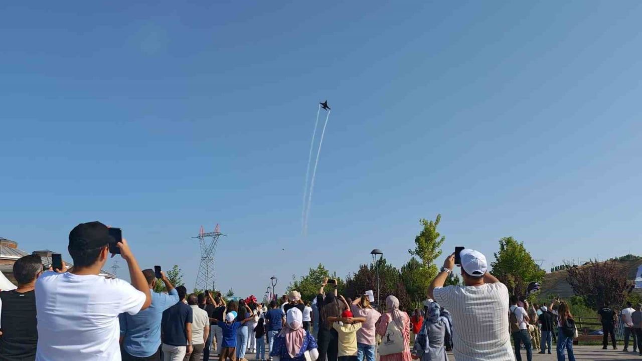 Ahlat'ta SOLOTÜRK gösterisi binleri buluşturdu