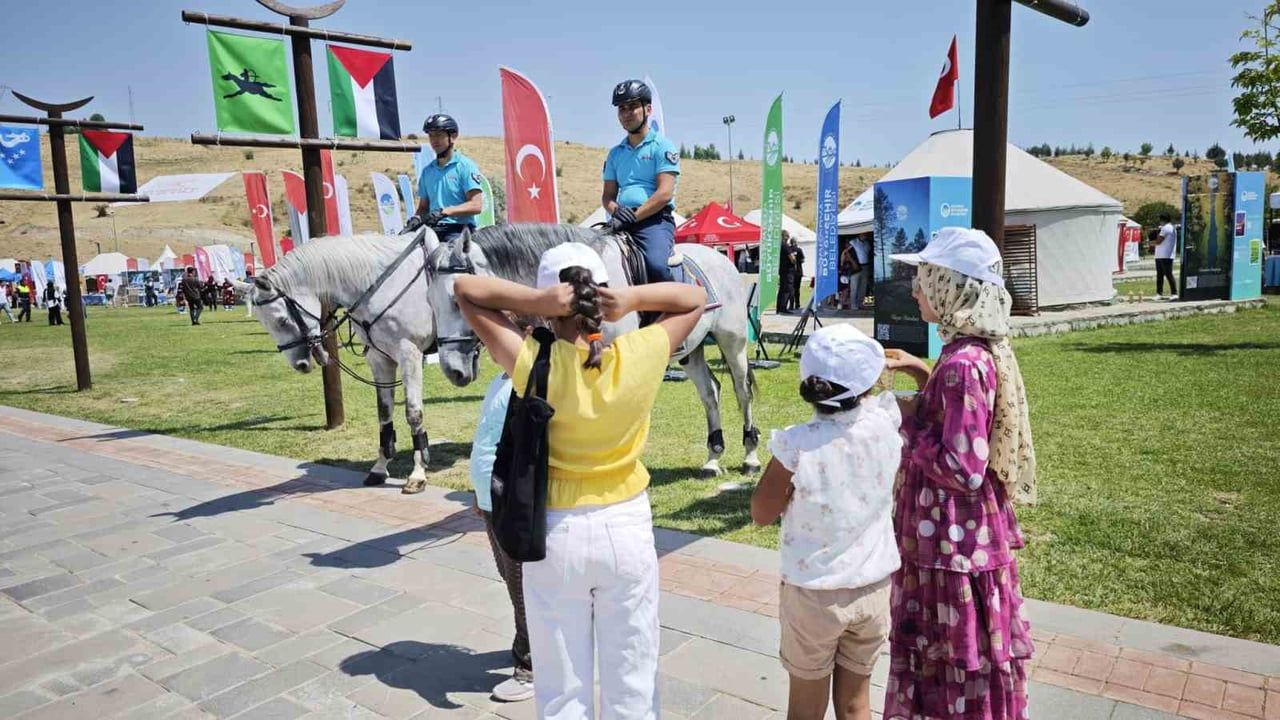 Ahlat'ta sultan Alparslan otağında atlı jandarma yoğun ilgi gördü