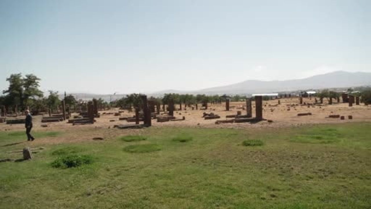 Ahlat'ta tarih ve güvenlik gündemi: Erdoğan Ahlat Selçuklu kabristanını ziyaret etti