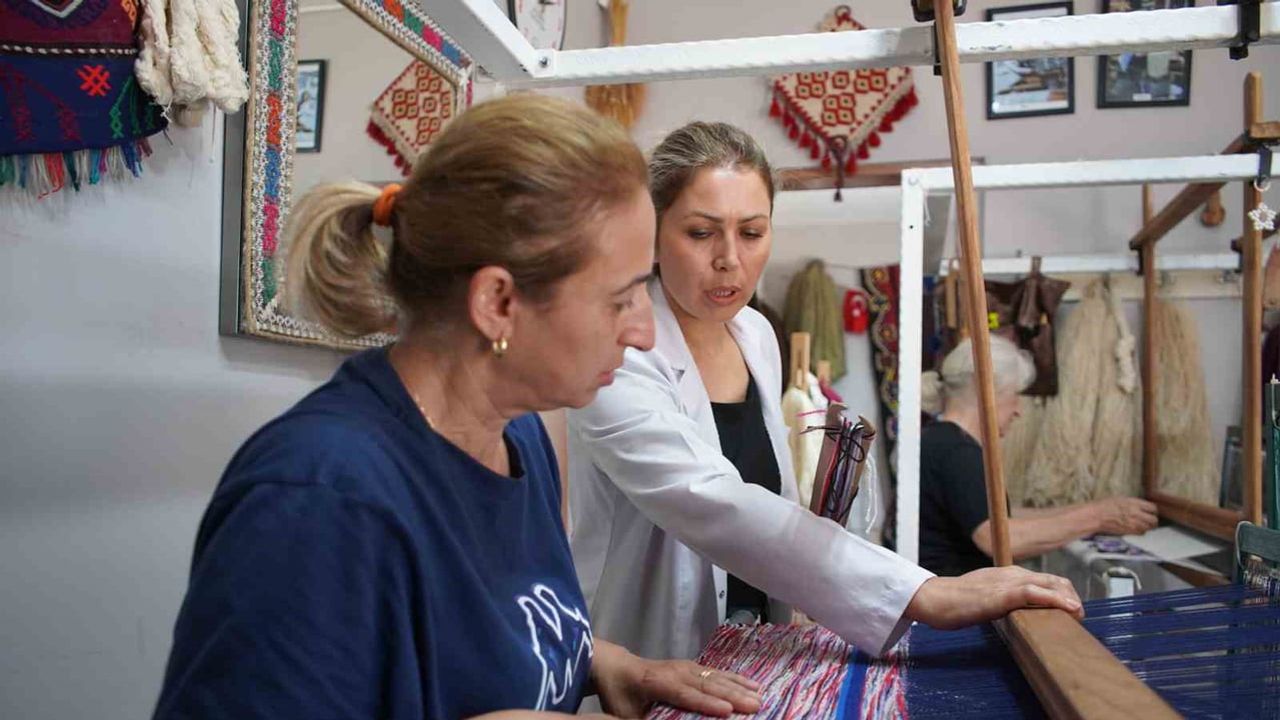 Aile yadigarı kilimle geleceğe dokuyan usta