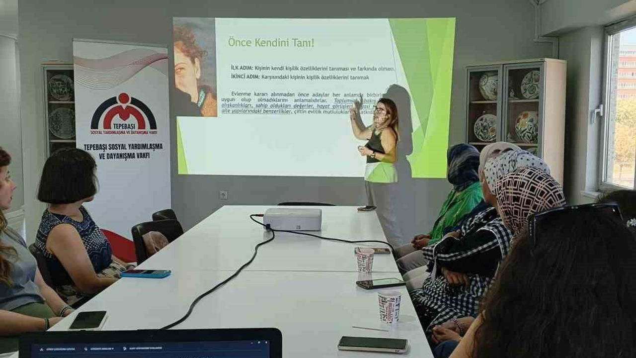 Aileyi güçlendirmeye yönelik pratik bilgiler Eskişehir'de kursiyerlerle buluştu