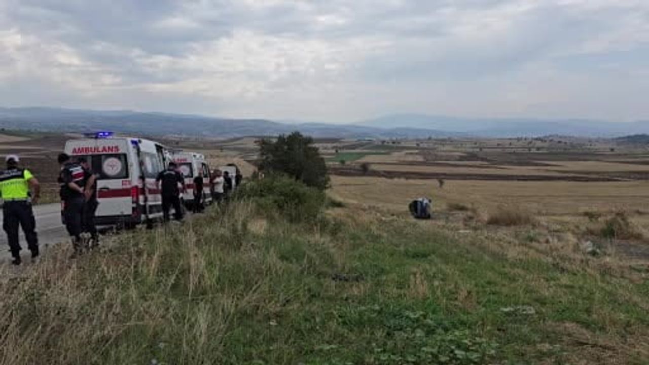 Aileyi taşıyan otomobil şarampole devrildi: 1,5 aylık bebek dahil 3 yaralı