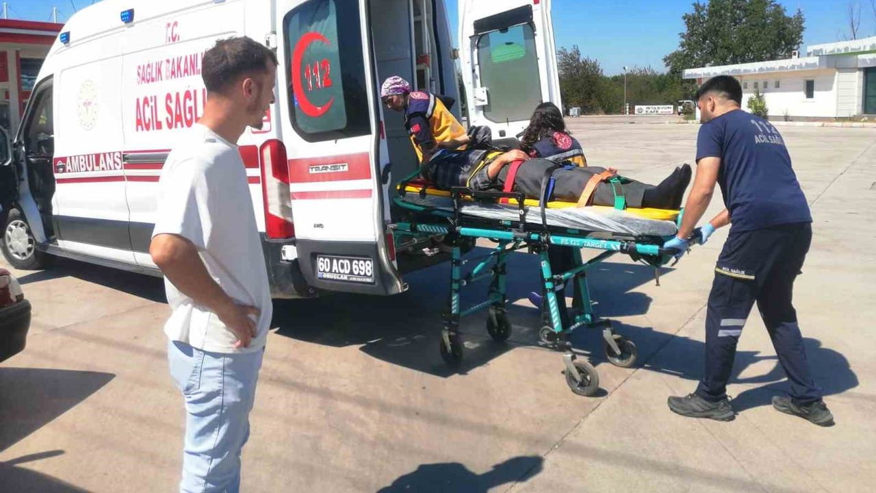 Akaryakıt istasyonu önünde çarpışma sonucu otomobil kaldırıma çıktı, 1 yaralı