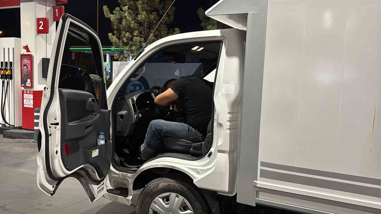 Akaryakıt pompasında direksiyona başını koyup uyuyan sürücü 2.33 promille yakalandı