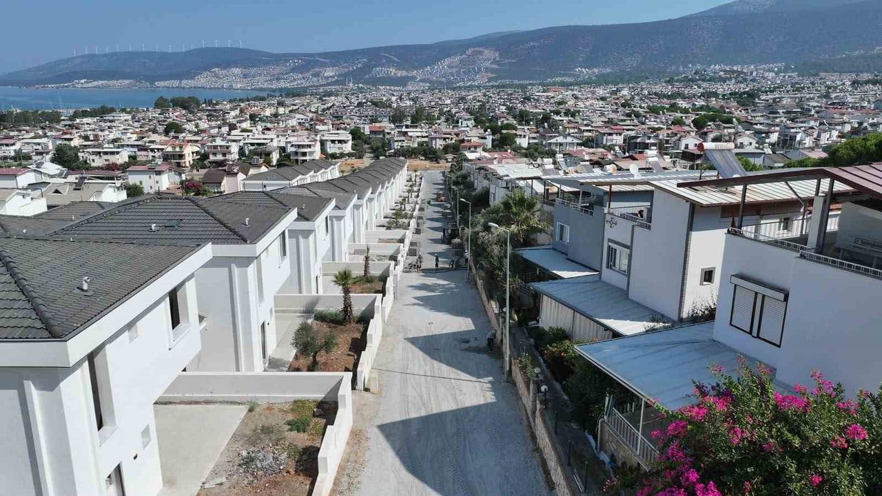 Akbük’te kendi üretimi parke taşlarıyla sokaklar yenileniyor