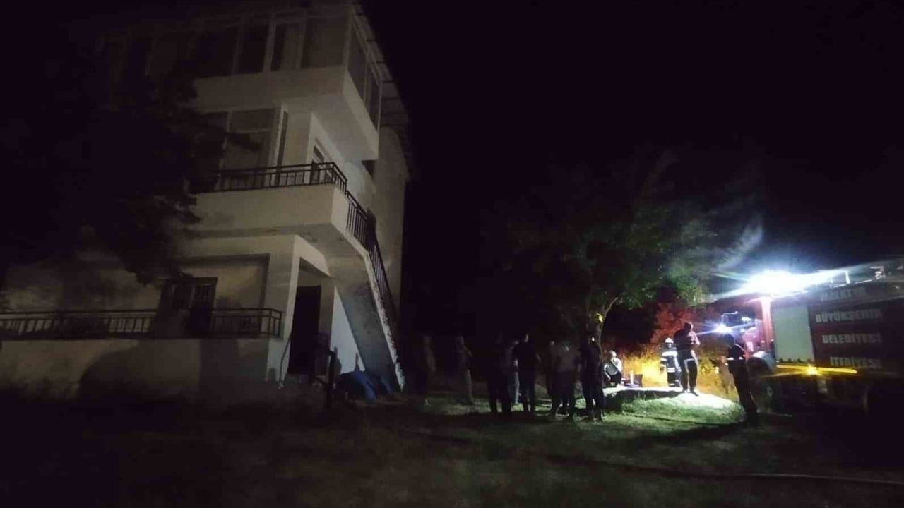 Akçadağ'da gece çıkan yangın müstakil evin birinci katında maddi hasar bıraktı