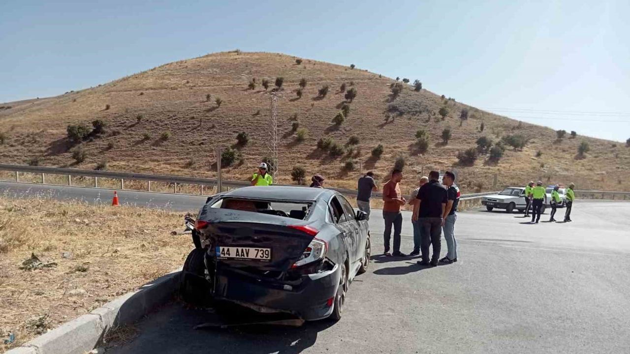 Akçadağ'da kavşakta çarpışma: 8 yaralı