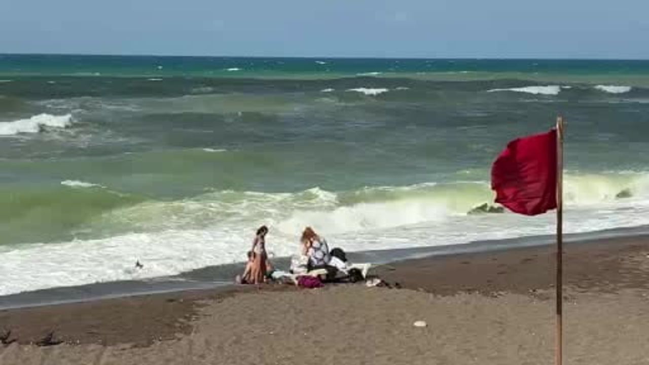 Akçakoca'da deniz hırçınlaştı: kıyılarda 4 metreyi bulan dalgalar
