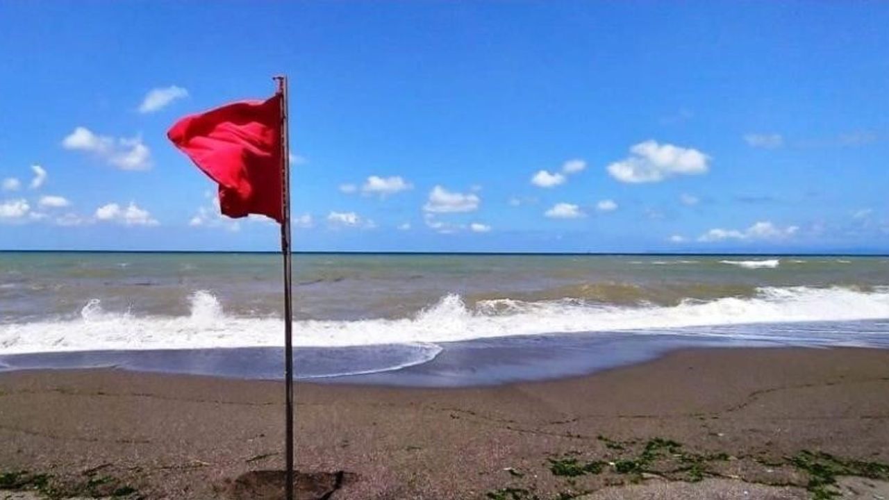 Akçakoca sahillerinde can güvenliği gerekçesiyle denize girilmesi yasaklandı
