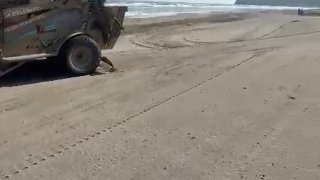 Akçakoca sahillerinde yaz hazırlığı: kum tesviyesi ve temizlik çalışmaları