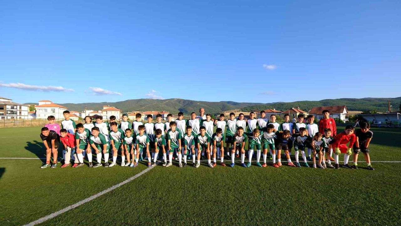 Akdağmadeni'nde genç futbolculara yaz döneminde malzeme desteği