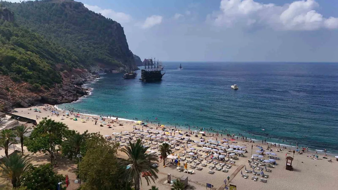 Akdeniz'de 33 derece: Alanya plajlarında yoğunluk