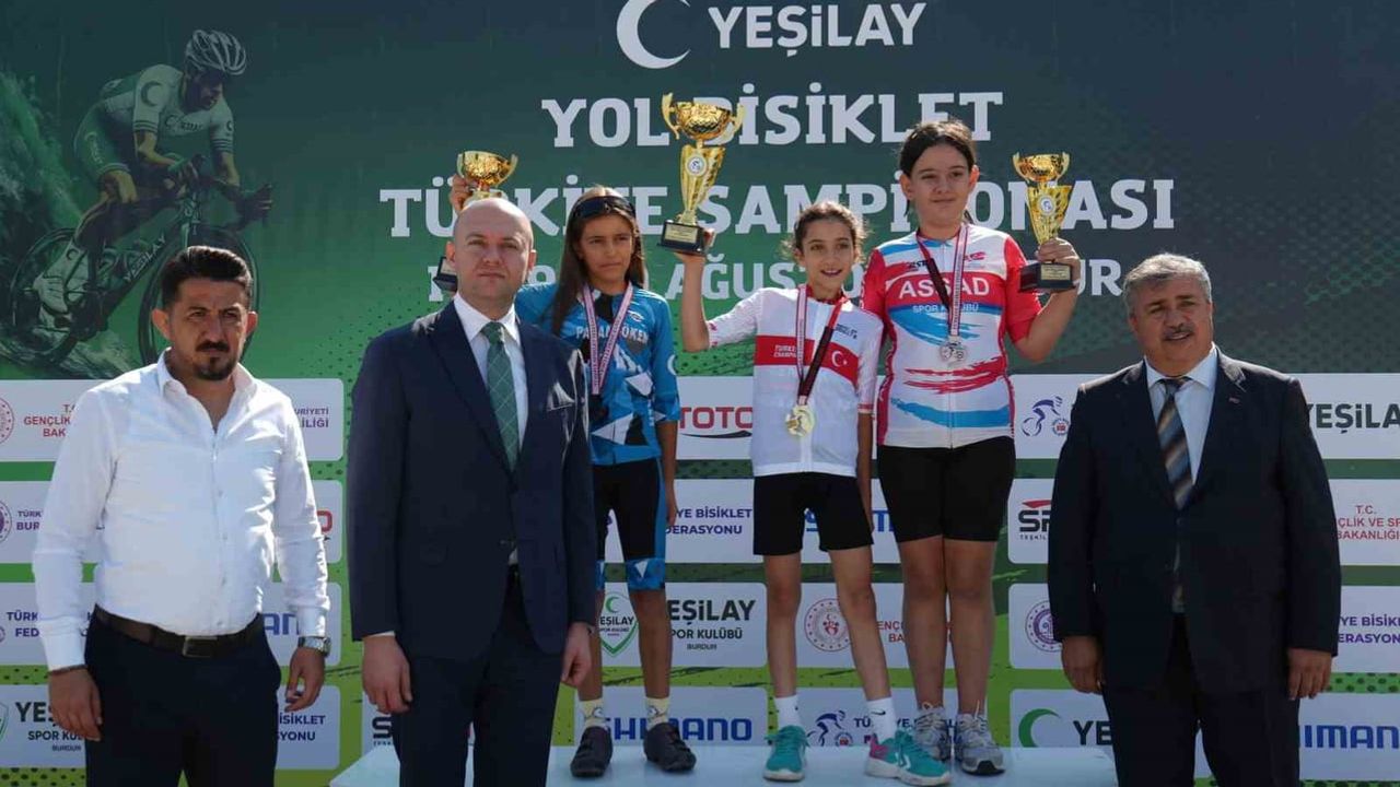 Akhisar'ın genç pedalcıları şampiyonada kürsüyü doldurdu