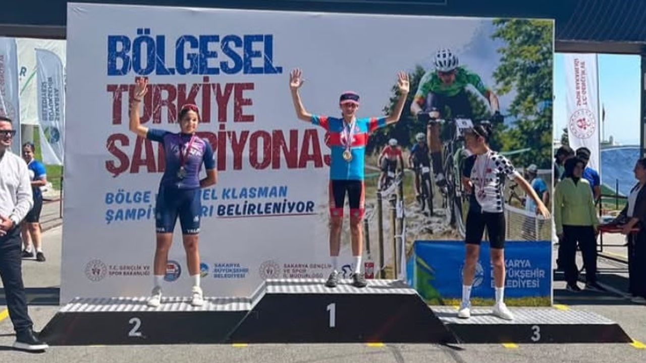 Akhisarlı genç bisikletçilerden Sakarya'da üç bölge zaferi