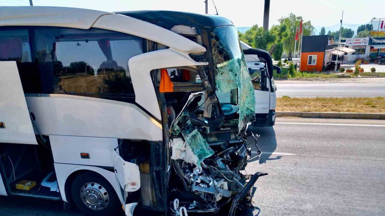 Akören çıkışında bariyerleri aşan kamyonet: sürücü yaşamını yitirdi, 15 yaralı