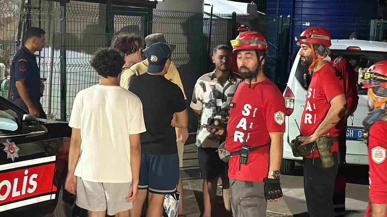 Akşam karanlığında kaybolan beş arkadaş ekiplerin işbirliğiyle kurtarıldı