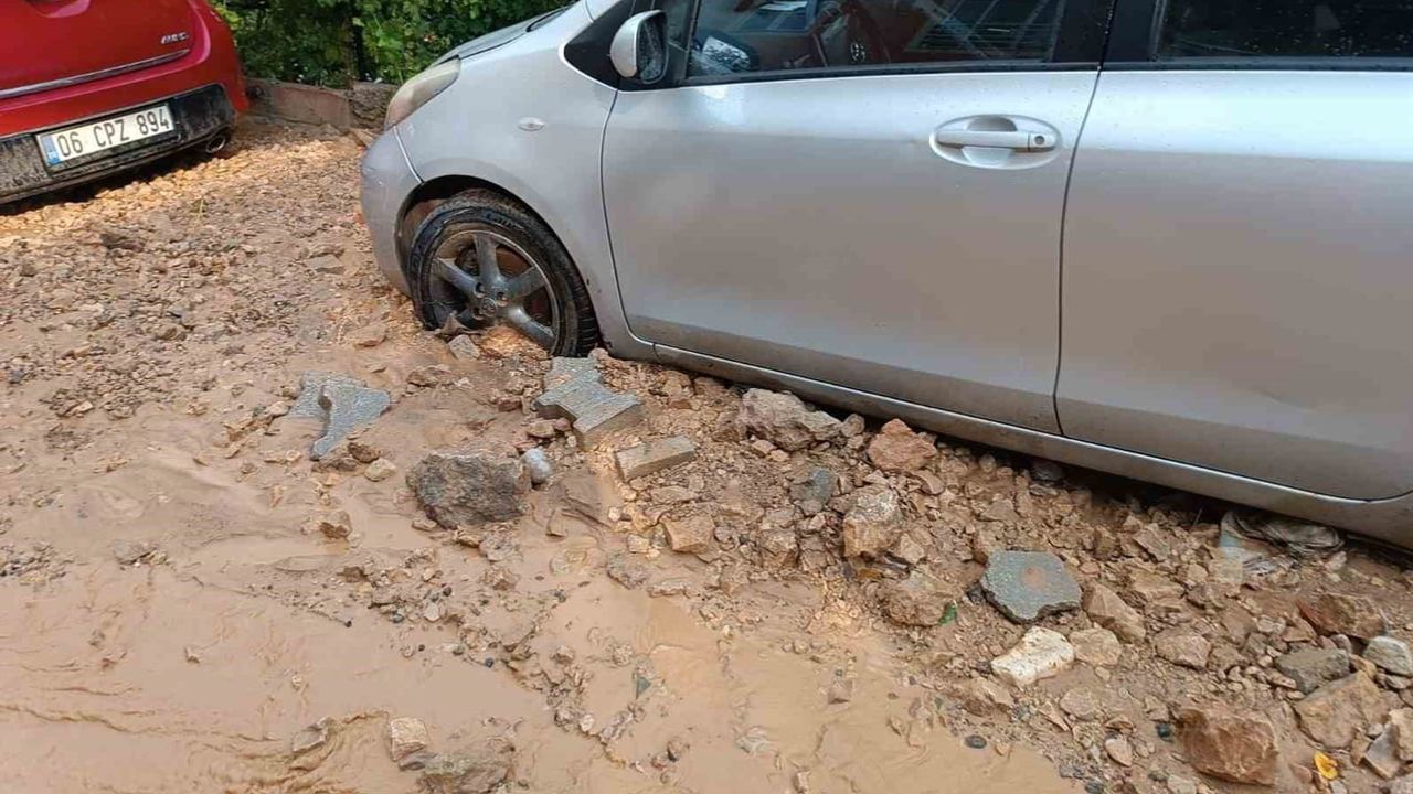 Akşam sağanağı Hekimhan'da yer yer taşkına yol açtı
