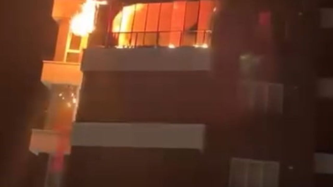 Aksaray'da 7. kattaki balkonda çıkan yangın bina boşaltılmasına yol açtı