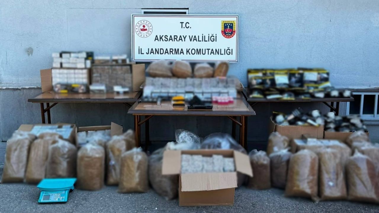 Aksaray'da ev ve otomobile düzenlenen baskında 750 bin liralık tütün ele geçirildi