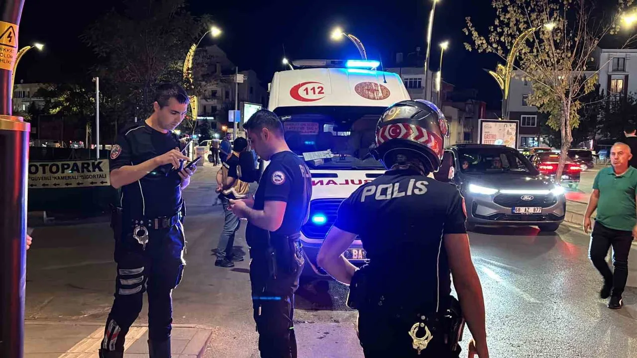 Aksaray'da kavga sonrası yaralanan kişi sokakta soyunarak polise direndi