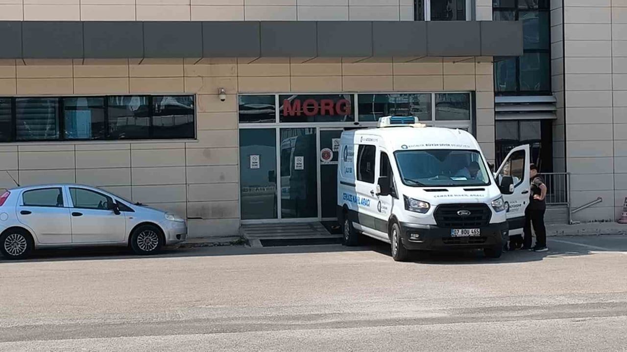 Akseki'deki çarpışmada hayatını kaybeden çiftin cenazeleri yakınlarına verildi