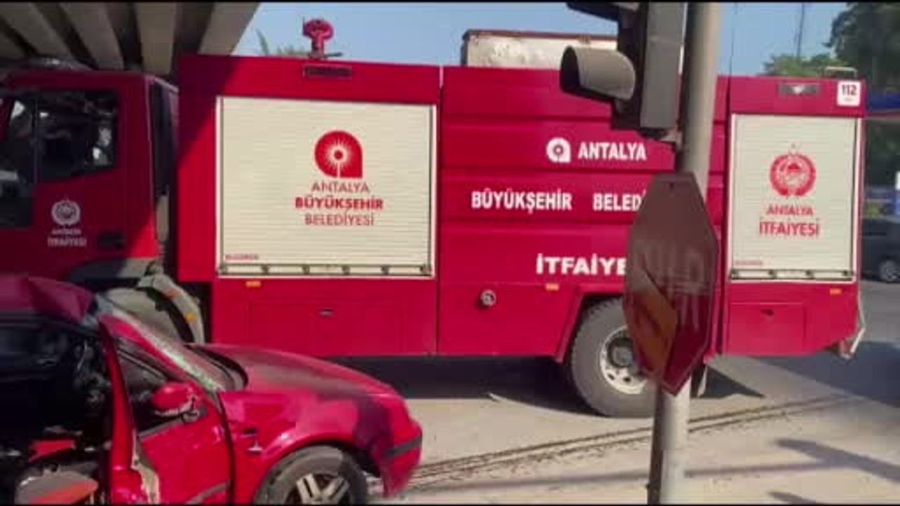 Aksu'da üst geçit altındaki çarpışmada otomobil hasar gördü, sürücü hafif sıyrıklarla kurtuldu