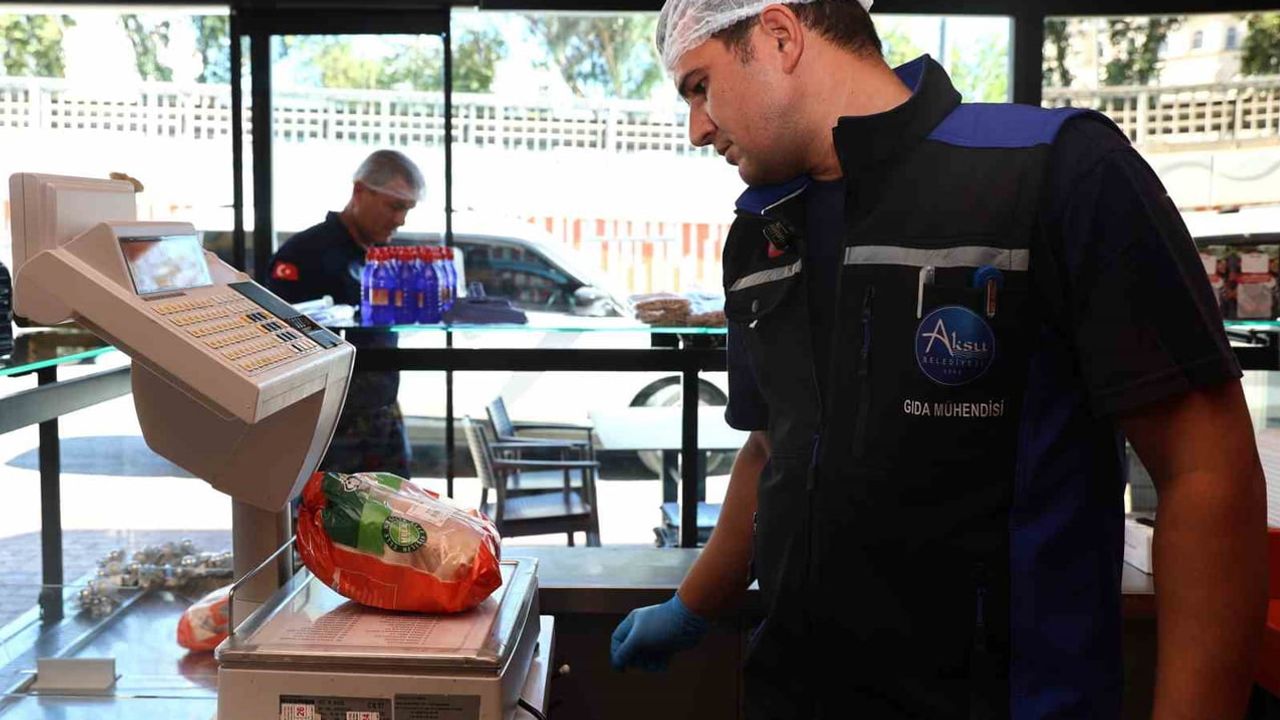 Aksu'da zabıta ve gıda mühendisiyle birlikte işletmelere kapsamlı denetim