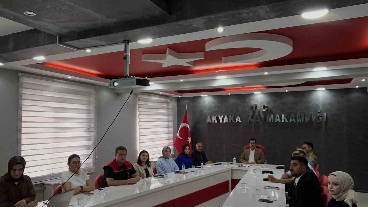 Akyaka'da hizmetleri hızlandırma hedefiyle kurum amirleri yeniden toplandı