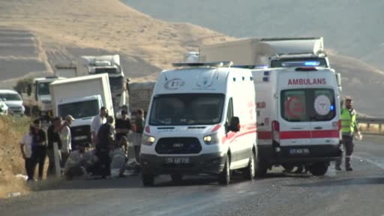 Akyar köyü mevkisinde çarpışma: pikap ve hafif ticari araçta 7 yaralı