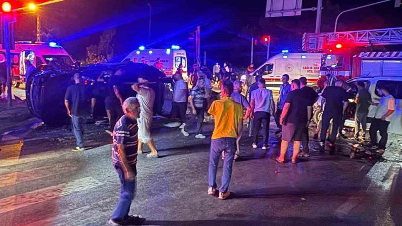 Akyazı'da çarpışma sonrası suv yan yattı: bebek dahil 7 yaralı