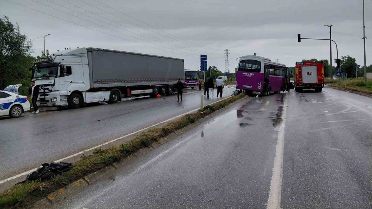 Akyazı'da D-140 kavşağındaki kazada ağır yaralanan sürücü 77 gün sonra yaşamını yitirdi