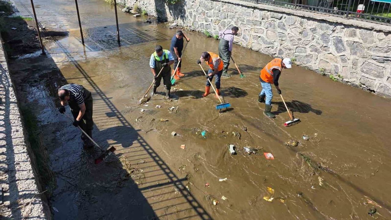 Alabalık Deresi'ni temizlemek için belediye ekipleri iş başındaydı