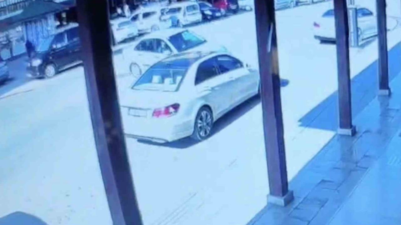 Alaca'da alkollü sürücünün kontrol kaybı park halindeki araçlara yol açtı