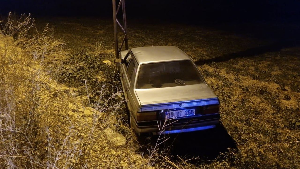Alaca'da otomobil tarlaya uçtu: sürücü 2.86 promil alkollü çıktı