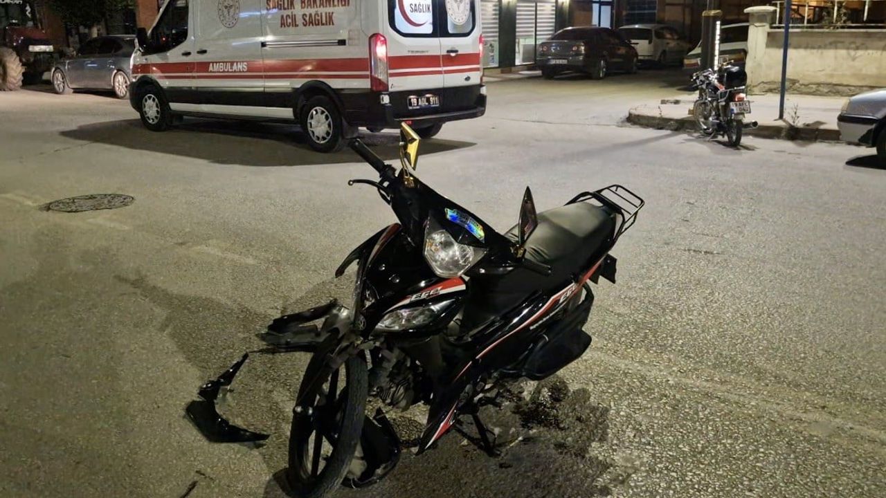 alaca'da U dönüşü yapan otomobile çarpan motosiklet sürücüsü yaralandı