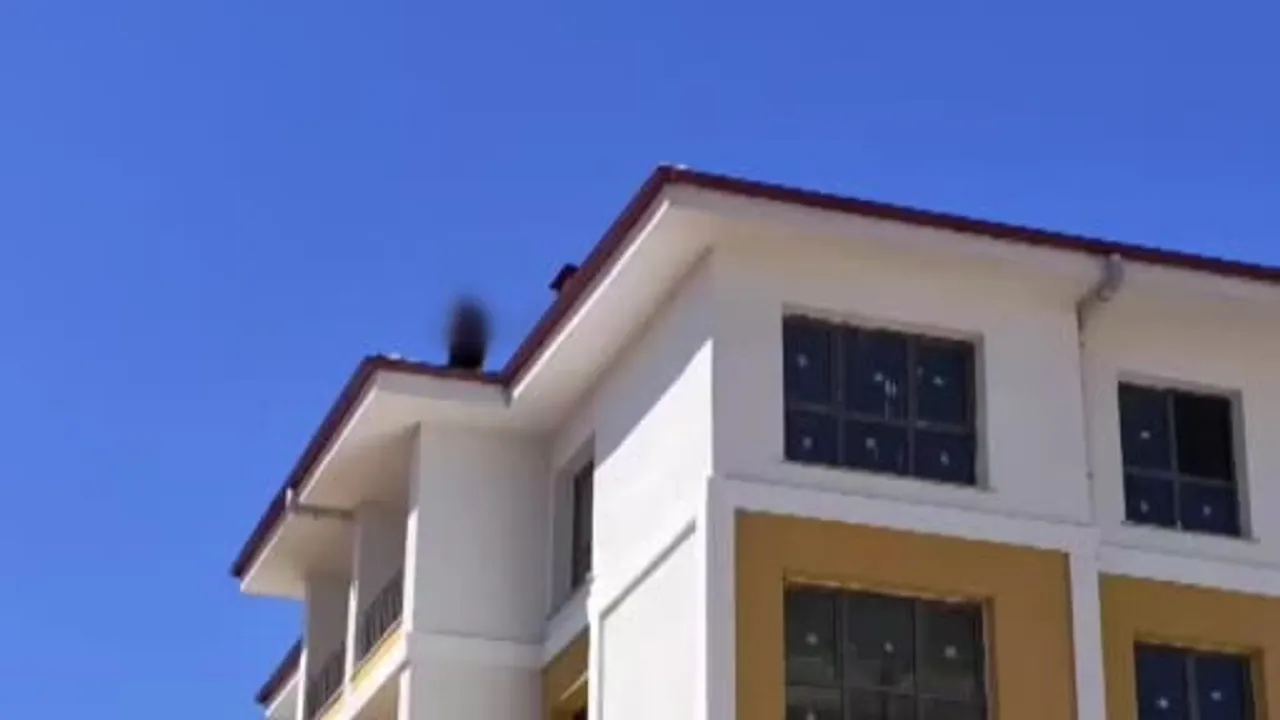 Alacakları için çatıya çıkan işçi uzun iknadan sonra binadan indi
