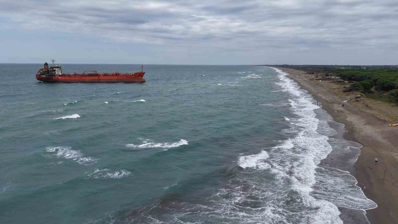 Alaçam'da karaya oturan M/T Golden Sapling bölge halkının ilgisini çekti