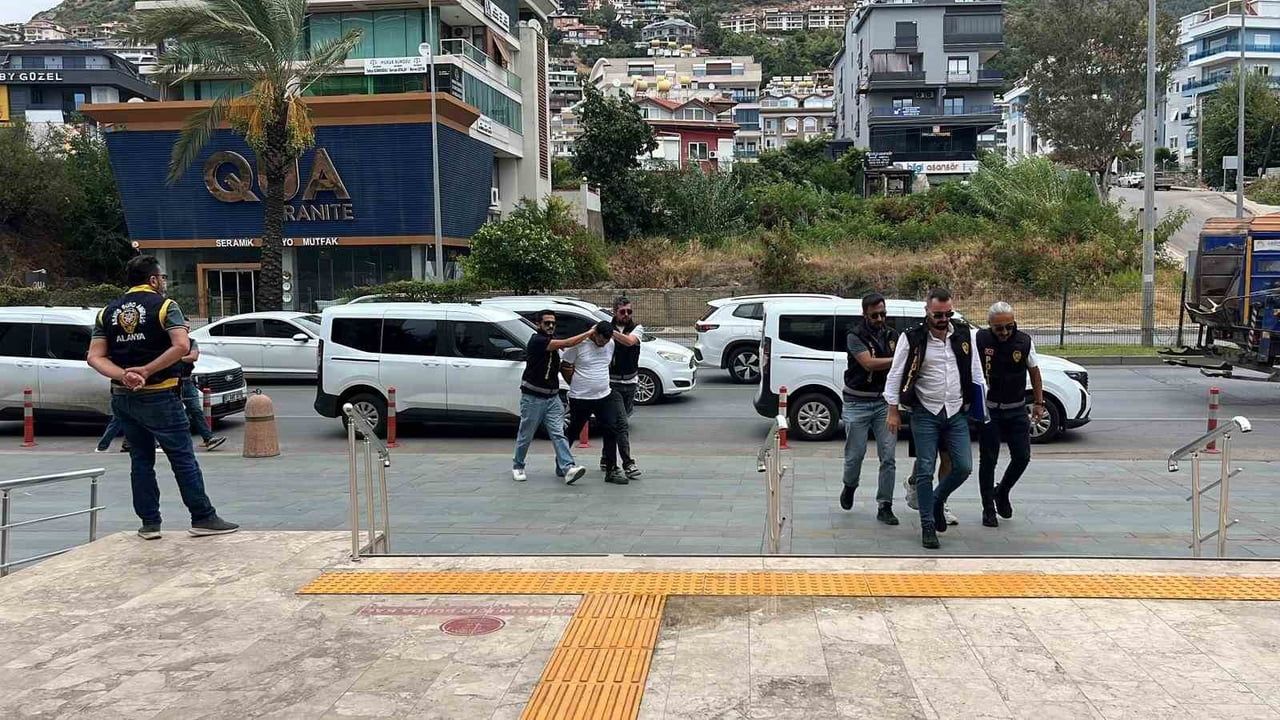 Alanya'da döviz bürosu soygununda 8 saatte yakalanan ve tutuklanan üç şüpheli