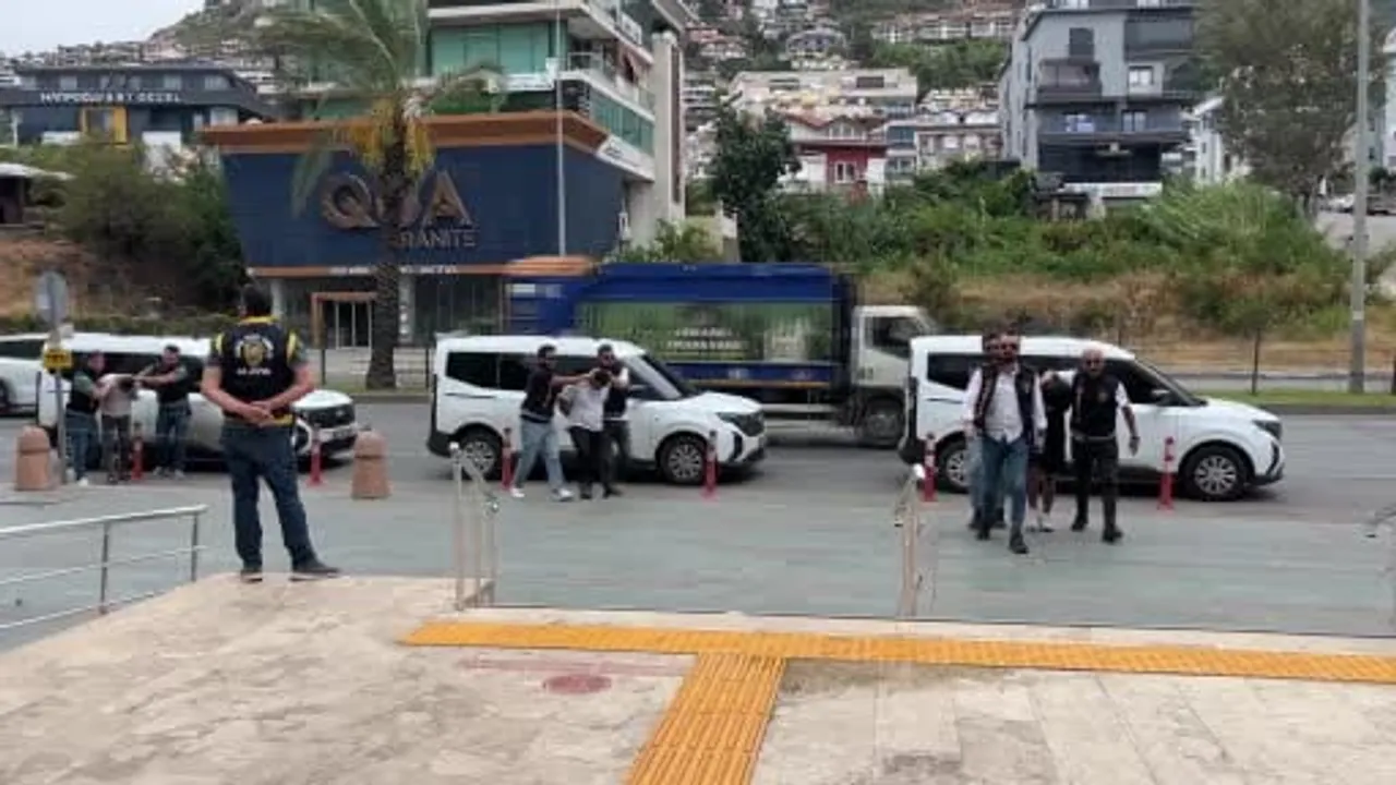Alanya'da döviz bürosunda boğuşma: 400 bin lira polis kontrolünde