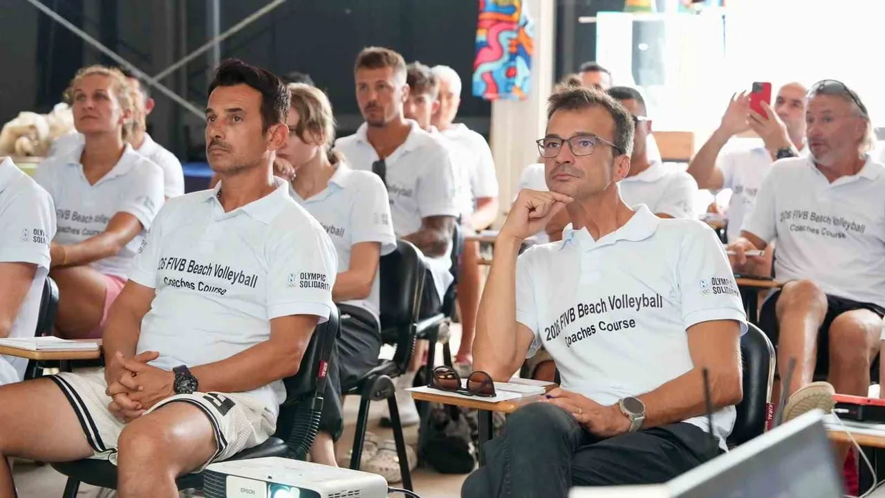 Alanya'da FIVB plaj voleybolu antrenörleri yeni döneme hazırlanıyor