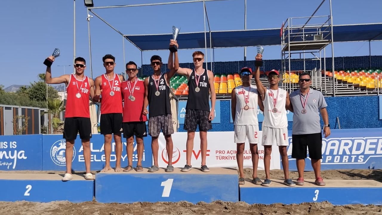 Alanya'da genç yetenekler ve profesyoneller sahne aldı: plaj voleybolu şampiyonları belli oldu